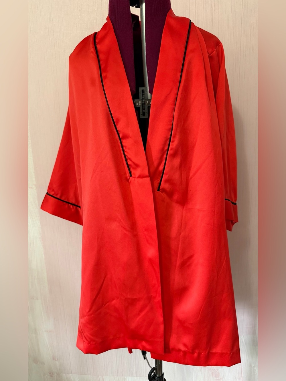 VTG Venus Barsa For Ariel Red Satin Robe S Black Mob Wife Drama Imperfections